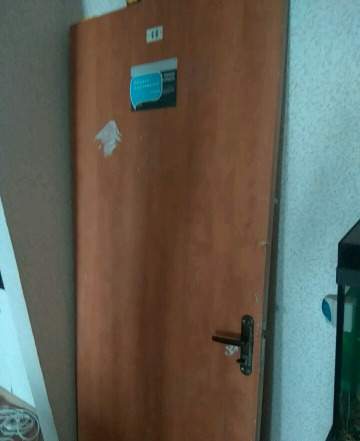 Дверь входная деревянная от застройщика