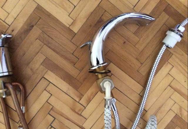 Смеситель в ванну врезной трехпозиционный