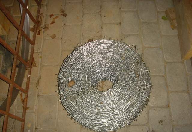 Колючая проволока, новая