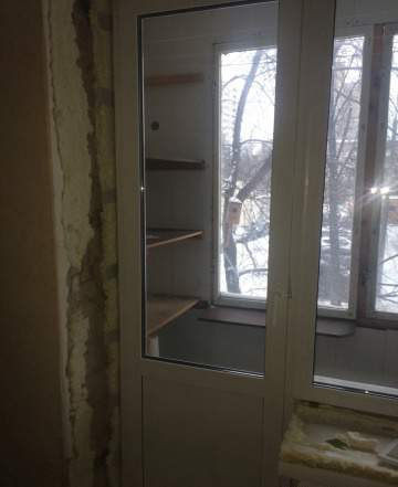 Дверь с окном пластик