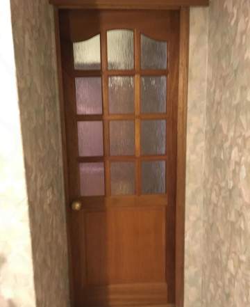 Дверь на кухню из красного дерева