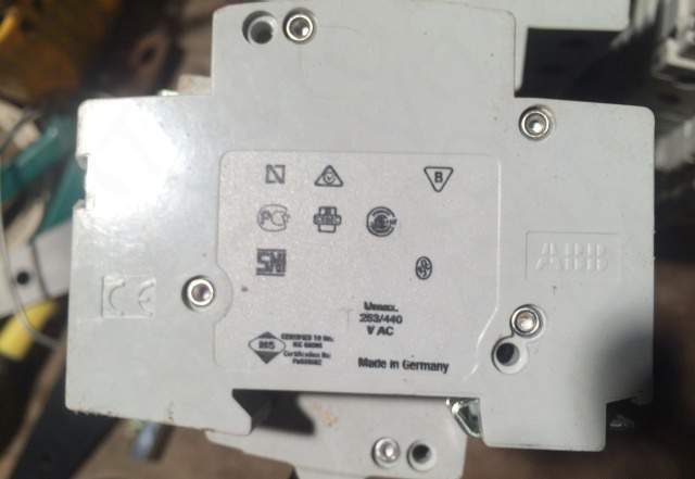 много автоматических выключателей ABB С25