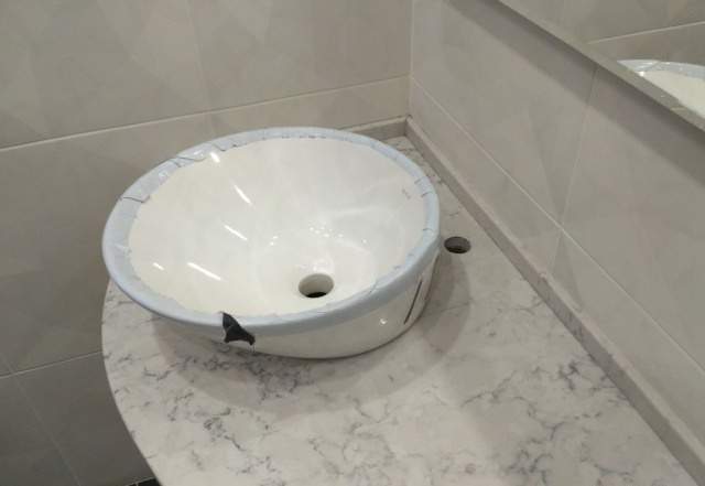 Необычное решение для ванной столешница из камня