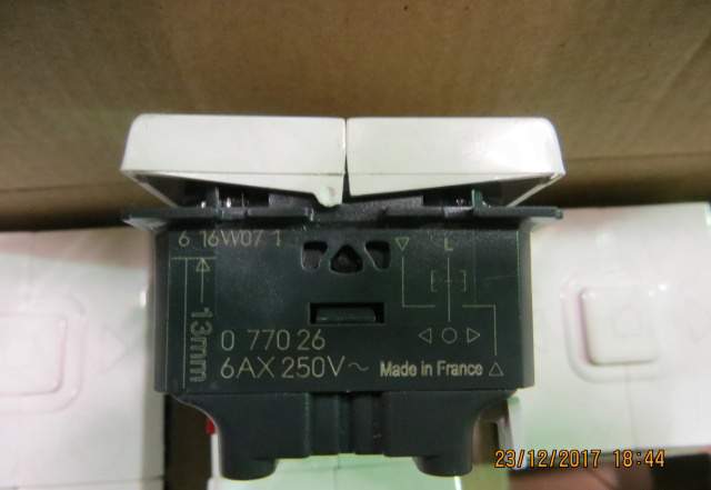 Выключатель Mosaic Legrand 77026