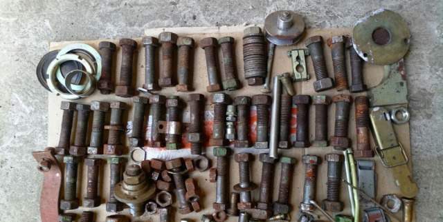 Болты,гайки,засовы,усиленные петли,тиски настольны