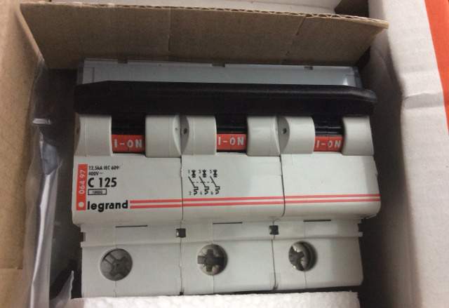 Автоматический выключатель Legrand 3-80а, 3-125