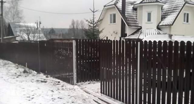 Забор из металлического штакетника